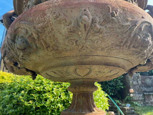Pair of cast iron vases and columns Val d'Osne 19th century