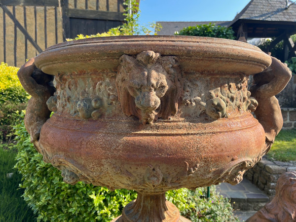 Pair of cast iron vases and columns Val d'Osne 19th century