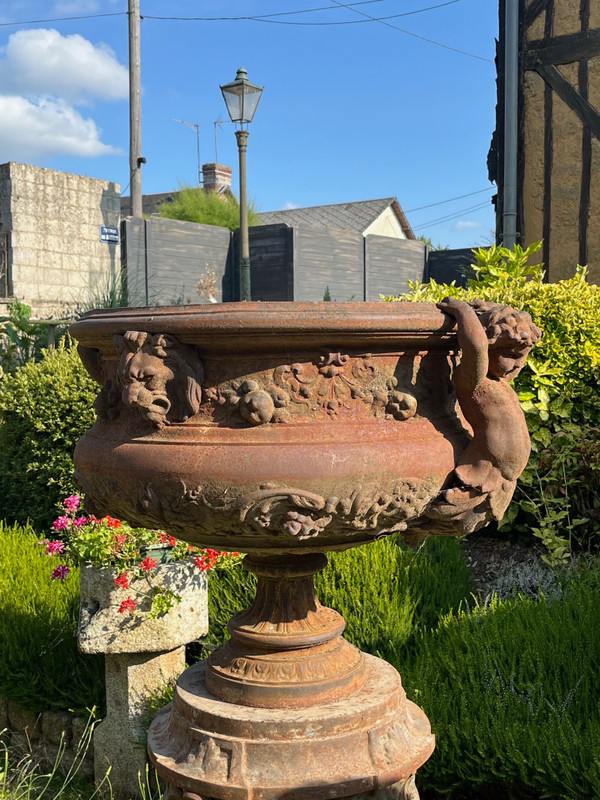 Pair of cast iron vases and columns Val d'Osne 19th century