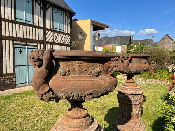 Pair of cast iron vases and columns Val d'Osne 19th century