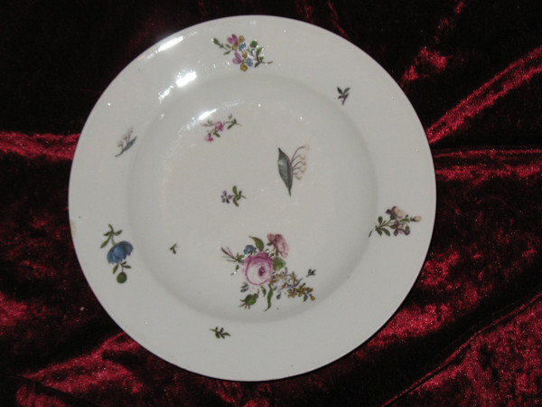 Pair of Saxony porcelain plates with floral decoration, 18th century