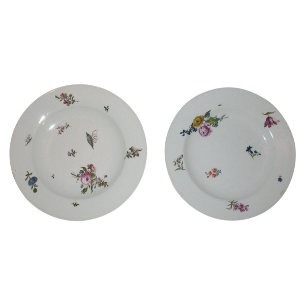 Pair of Saxony porcelain plates with floral decoration, 18th century