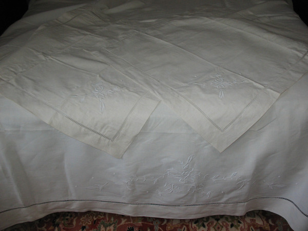 Large embroidered sheet and its 2 pillowcases in white embroidery and days d: 240 x 315 cm th. early 20th