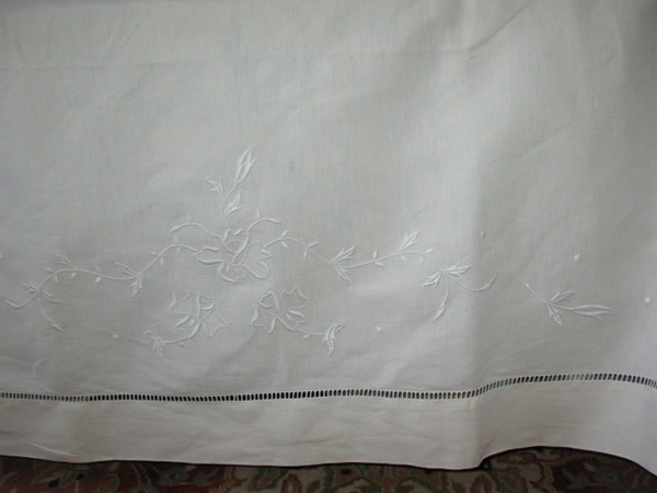 Large embroidered sheet and its 2 pillowcases in white embroidery and days d: 240 x 315 cm th. early 20th