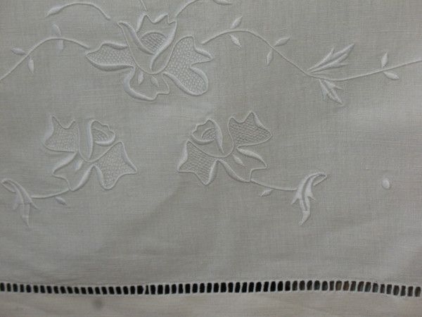 Large embroidered sheet and its 2 pillowcases in white embroidery and days d: 240 x 315 cm th. early 20th