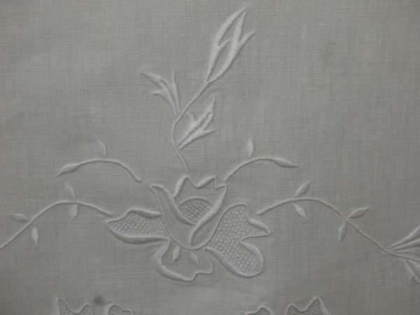 Large embroidered sheet and its 2 pillowcases in white embroidery and days d: 240 x 315 cm th. early 20th