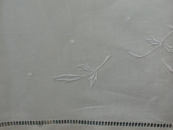 Large embroidered sheet and its 2 pillowcases in white embroidery and days d: 240 x 315 cm th. early 20th