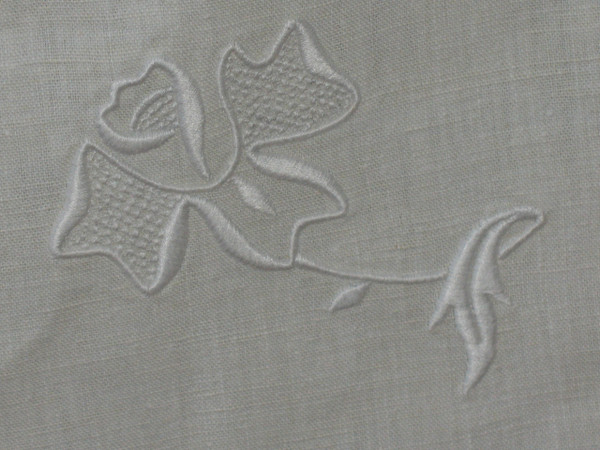 Large embroidered sheet and its 2 pillowcases in white embroidery and days d: 240 x 315 cm th. early 20th