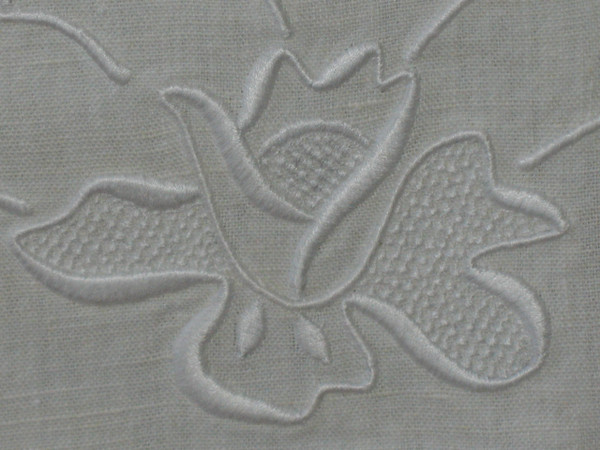 Large embroidered sheet and its 2 pillowcases in white embroidery and days d: 240 x 315 cm th. early 20th