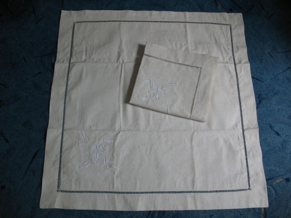 Large embroidered sheet and its 2 pillowcases in white embroidery and days d: 240 x 315 cm th. early 20th
