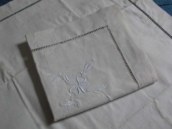 Large embroidered sheet and its 2 pillowcases in white embroidery and days d: 240 x 315 cm th. early 20th