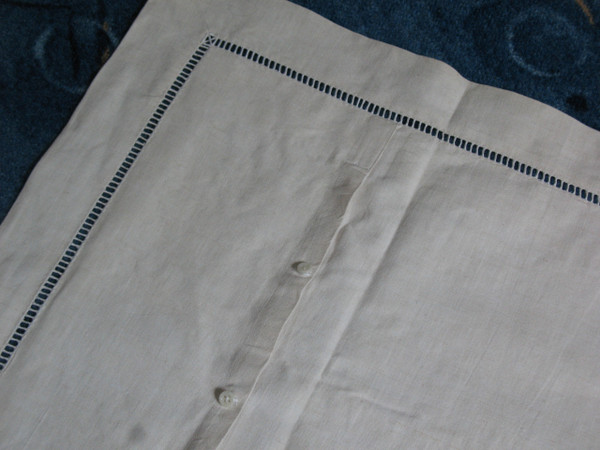 Large embroidered sheet and its 2 pillowcases in white embroidery and days d: 240 x 315 cm th. early 20th