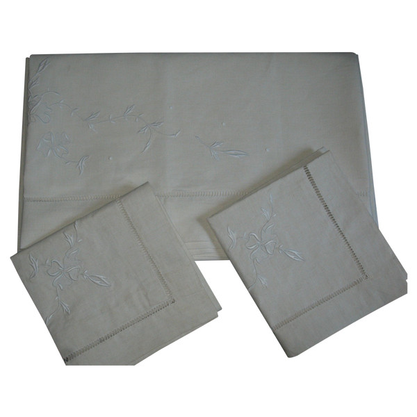 Large embroidered sheet and its 2 pillowcases in white embroidery and days d: 240 x 315 cm th. early 20th