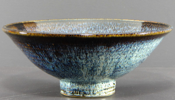 Antonio Lampecco (1932-2019), Coppa in ceramica decorata con smalti nei toni del blu e del marrone.