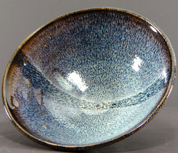 Antonio Lampecco (1932-2019), Coppa in ceramica decorata con smalti nei toni del blu e del marrone.