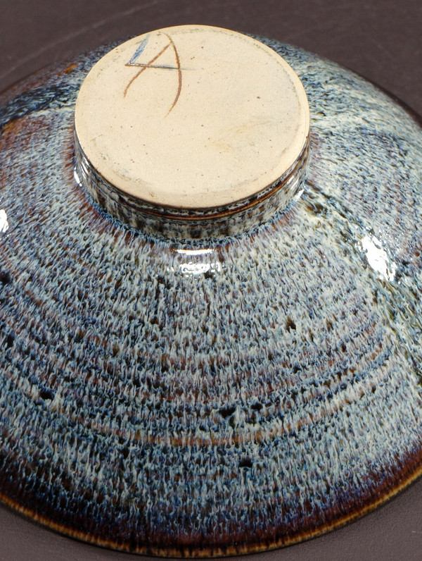 Antonio Lampecco (1932-2019), Coppa in ceramica decorata con smalti nei toni del blu e del marrone.