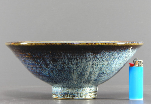 Antonio Lampecco (1932-2019), Coppa in ceramica decorata con smalti nei toni del blu e del marrone.