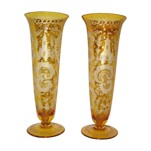 Paire de vases en verre de Bohème ambre à décor gravé d'animaux et château époque 19ème