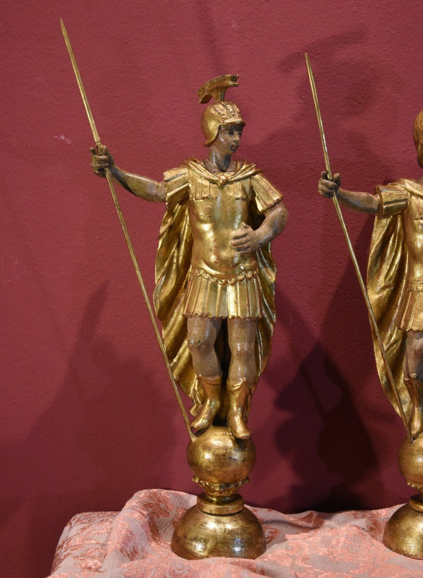 Coppia di soldati romani in legno dorato, Roma XVIII secolo