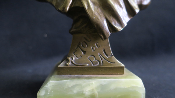 Bronze bust, return from a ball