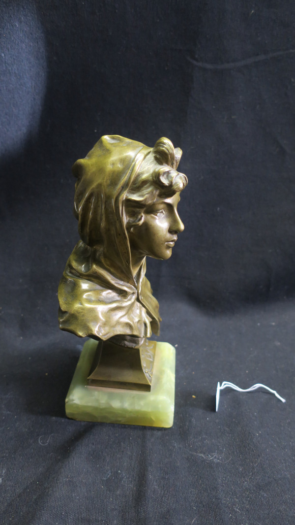 Bronze bust, return from a ball
