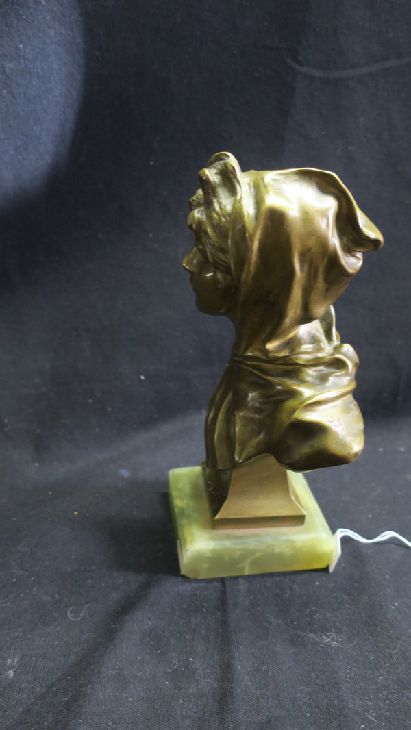Bronze bust, return from a ball