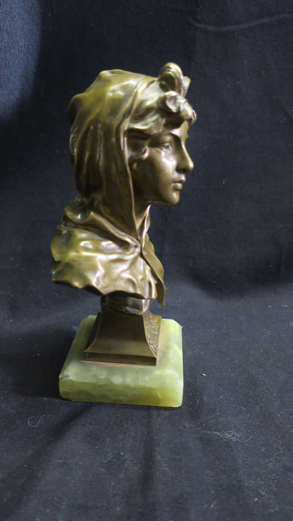 Bronze bust, return from a ball