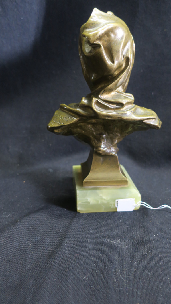 Bronze bust, return from a ball