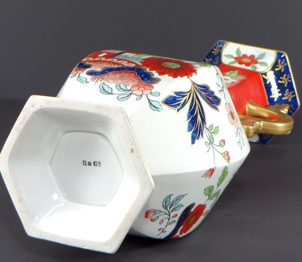 Manifattura Creil Et Montereau, anni '20, Vaso in fine terracotta con decori di ispirazione giapponese.