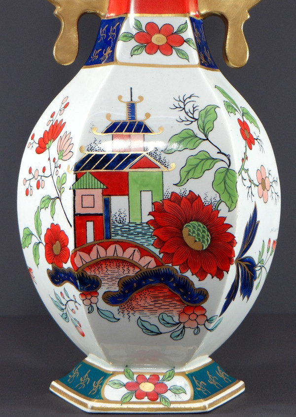 Manifattura Creil Et Montereau, anni '20, Vaso in fine terracotta con decori di ispirazione giapponese.