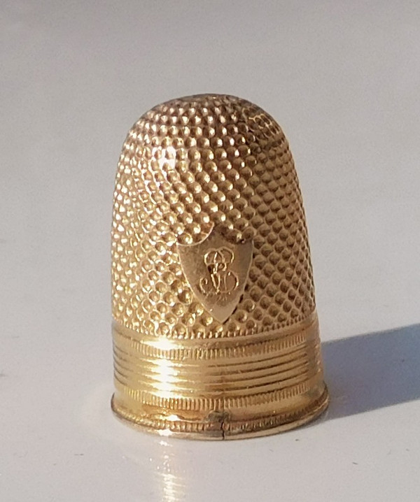 Kit da cucito in oro di inizio '800 con decori antichi