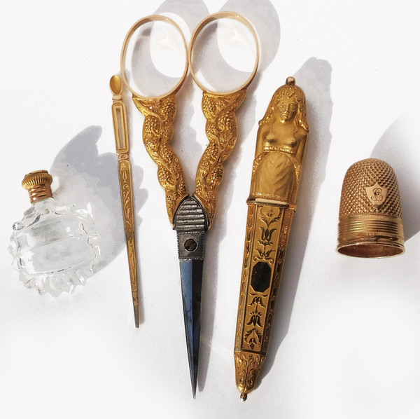 Kit da cucito in oro di inizio '800 con decori antichi