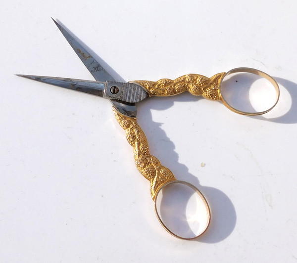 Kit da cucito in oro di inizio '800 con decori antichi