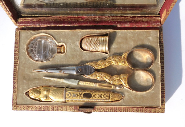 Kit da cucito in oro di inizio '800 con decori antichi