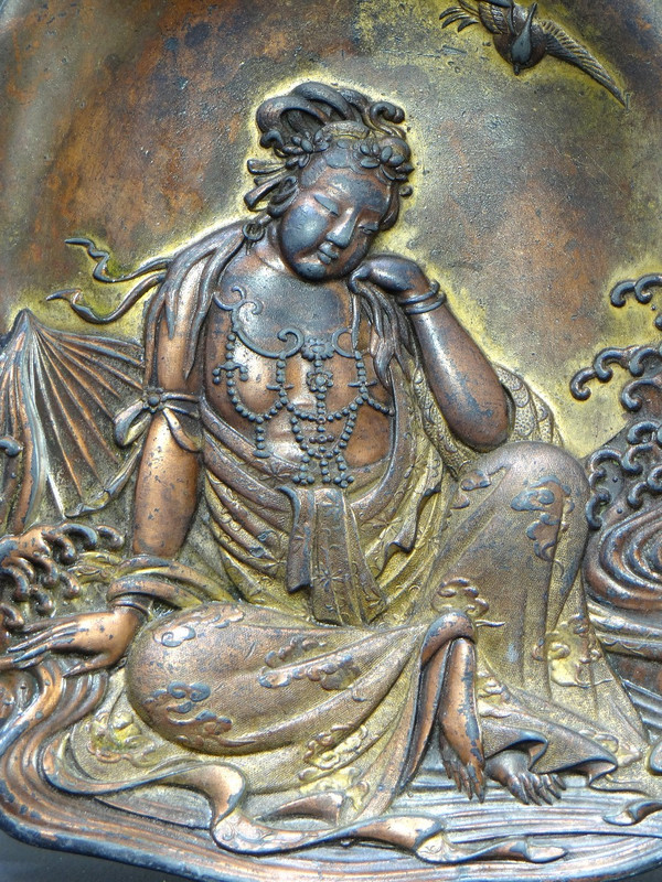 Japon, Fin Du XIXème Siècle, Coupelle En étain Doré à Représentation De Kwan Yin. 