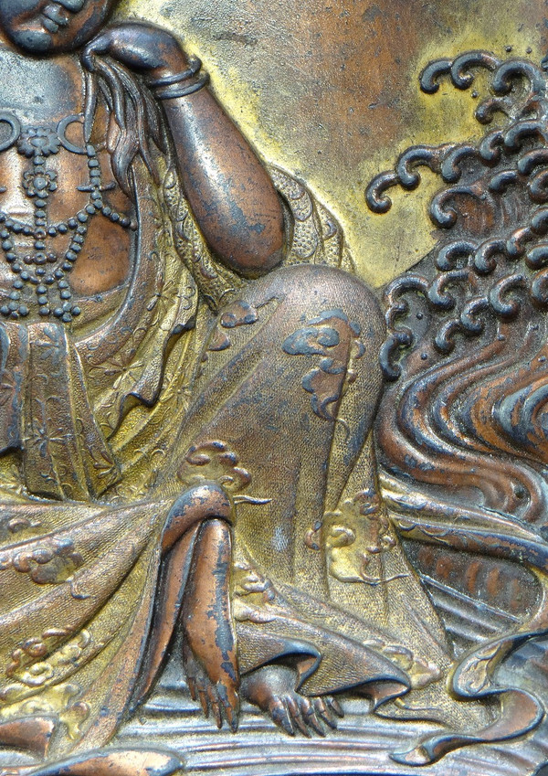 Japon, Fin Du XIXème Siècle, Coupelle En étain Doré à Représentation De Kwan Yin. 