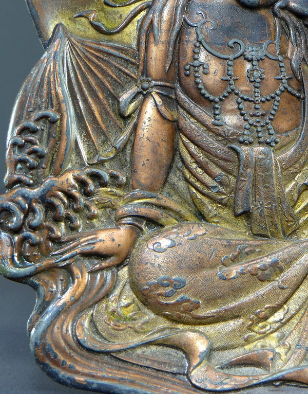 Japon, Fin Du XIXème Siècle, Coupelle En étain Doré à Représentation De Kwan Yin. 
