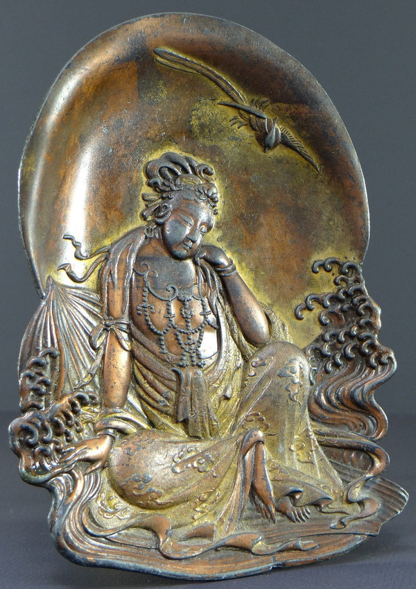 Japon, Fin Du XIXème Siècle, Coupelle En étain Doré à Représentation De Kwan Yin. 
