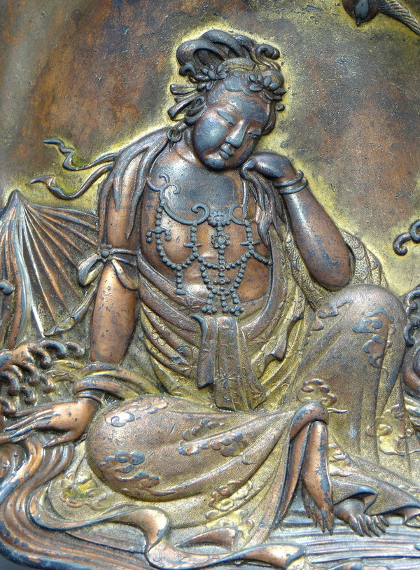 Japon, Fin Du XIXème Siècle, Coupelle En étain Doré à Représentation De Kwan Yin. 