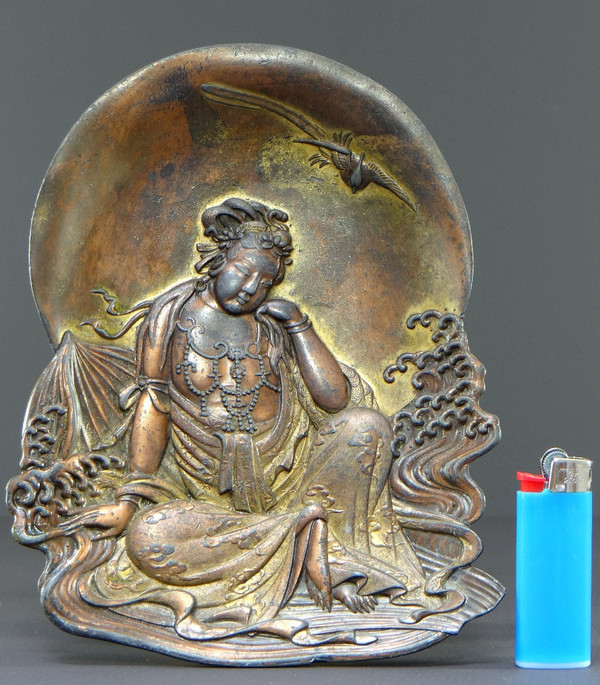 Japon, Fin Du XIXème Siècle, Coupelle En étain Doré à Représentation De Kwan Yin. 