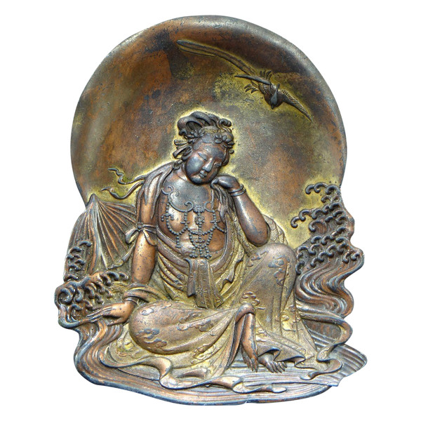 Japon, Fin Du XIXème Siècle, Coupelle En étain Doré à Représentation De Kwan Yin. 