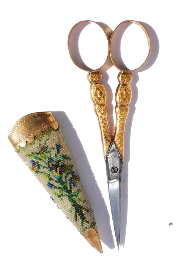 Etui Nécessaire de couture Ciseaux ancien OR MASSIF 18K XVIIIe XIXe perles sable