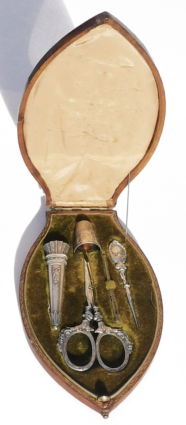 Set da cucito in argento con ago e faretra della fine del XIX secolo
