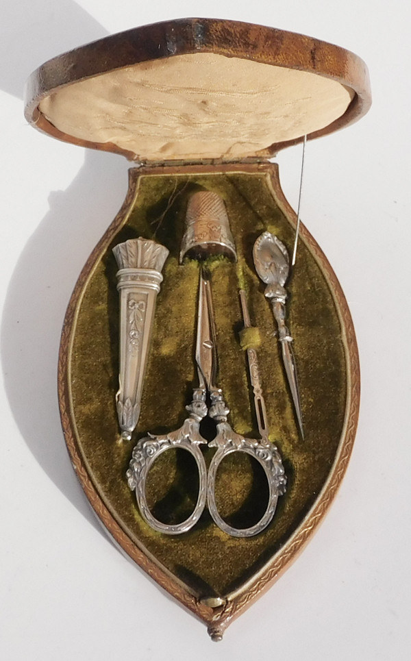 Set da cucito in argento con ago e faretra della fine del XIX secolo