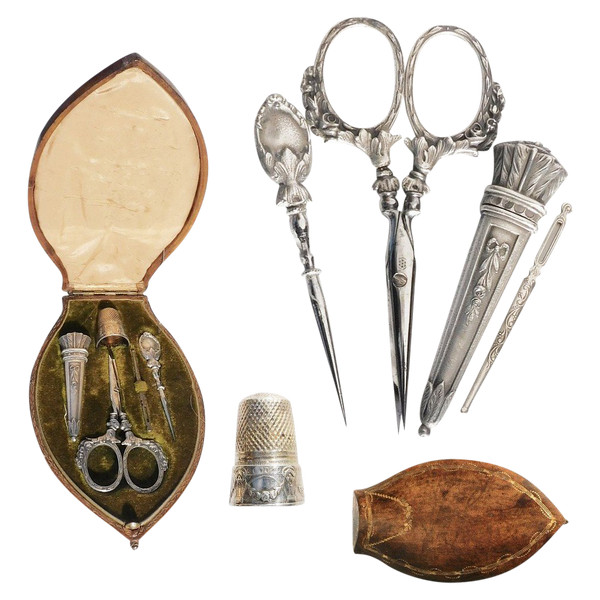 Set da cucito in argento con ago e faretra della fine del XIX secolo
