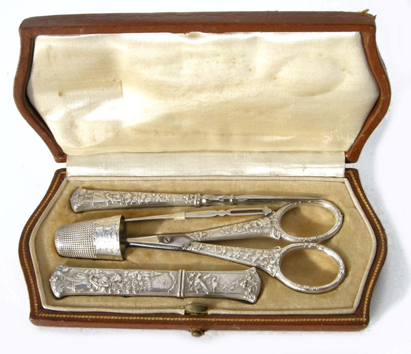Set da cucito in argento Art Nouveau "La laitière et le pot au lait" (La lattaia e il bricco del latte) fine XIX secolo