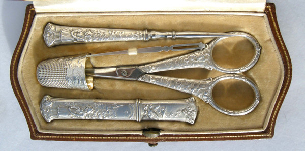 Set da cucito in argento Art Nouveau "La laitière et le pot au lait" (La lattaia e il bricco del latte) fine XIX secolo