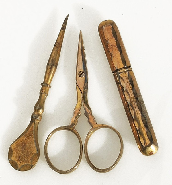 Sewing set in a late 18th-early 19th-century enamelled case