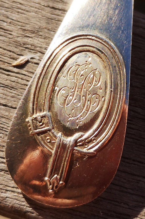12 cucchiaini da caffè in argento massiccio modello "baguette" con medaglione e figure minerve orafe Veuve Théodore succ. Ravinet d'Enfert