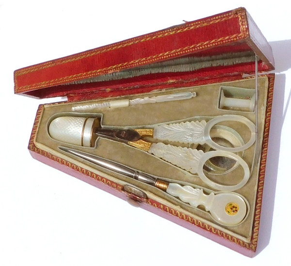Sewing kit 19th century Scissors antique thimble NACRE PALAIS ROYAL